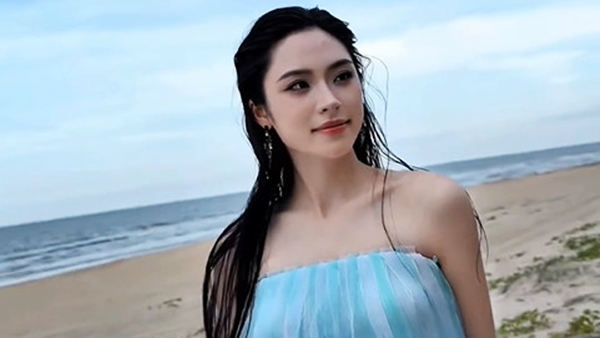 Á hậu Vân Nhi diễn show thời trang hè