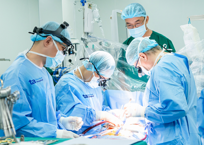 Bác sĩ Khang (thứ hai từ trái qua) cùng êkíp phẫu thuật cho người bệnh. Ảnh: Thanh Luận