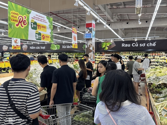 Người Hà Nội đổ xô đi siêu thị tích trữ đồ ăn phòng bão, ngày 21/7/2025. Ảnh: Quỳnh Nguyễn