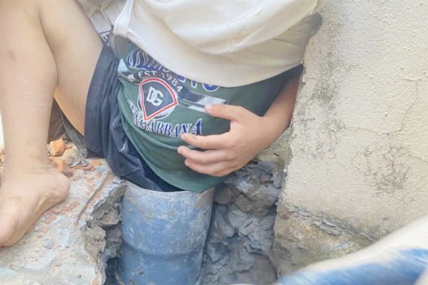 Giải cứu bé trai mắc kẹt ống thoát nước: Tin mới nhất