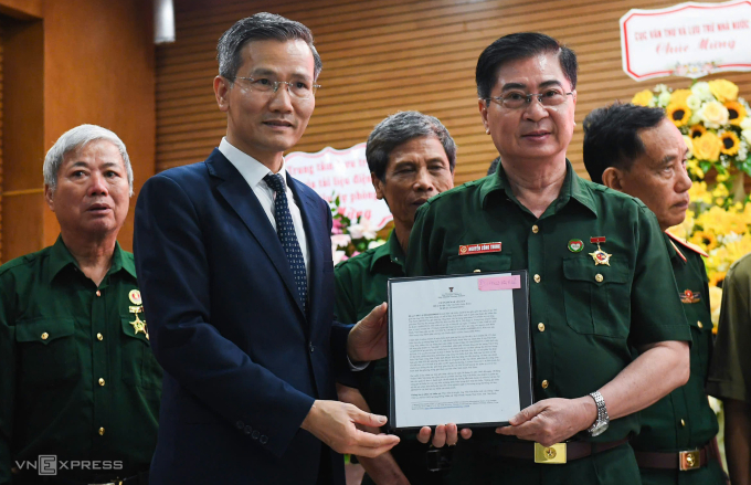 Đại diện các gia đình liệt sĩ nhận hồ sơ về người thân hy sinh trong chiến tranh do phía Mỹ cung cấp. Ảnh: Phước An
