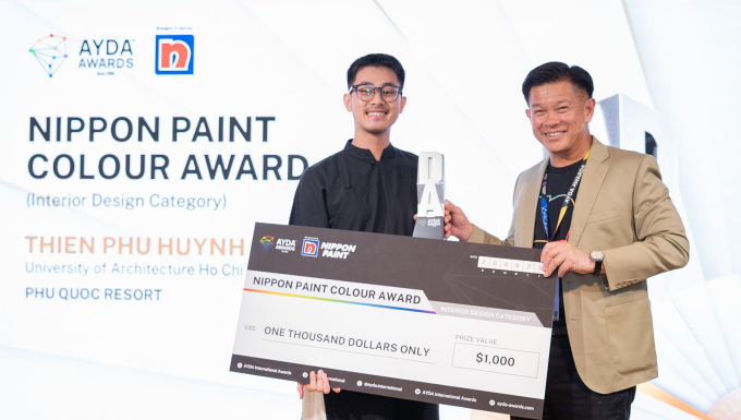 Ông Wee Siew Kim - Giám đốc điều hành Tập đoàn NipSea (trái) trao giải cho đại diện Việt Nam Huỳnh Thiên Phú. Ảnh: Nippon Paint