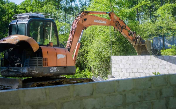 Chuồng trại của một hộ dân sau khi bị chính quyền lập biển bản, vận động đã tự tháo dỡ. Ảnh: Tân Mỹ