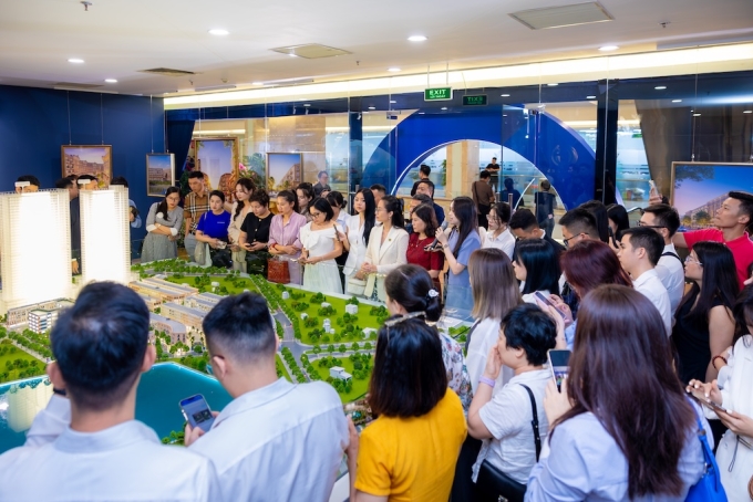 Không gian văn phòng bán hàng dự án Vinhomes The Gallery thu hút nhiều người quan tâm. Ảnh: