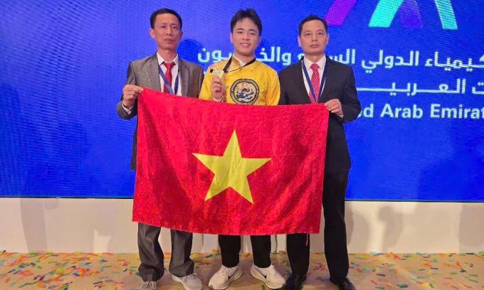 Từ trái qua: Thầy Vương Bá Huy, Quang Minh, thầy Nguyễn Đình Độ. Ảnh: Nhân vật cung cấp