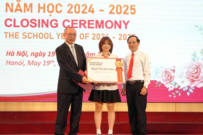 Minh Châu được đại diện quỹ Fast Retailing (bên trái) trao học bổng trong lễ tổng kết của trường hồi tháng 5. Ảnh: Nhân vật cung cấp