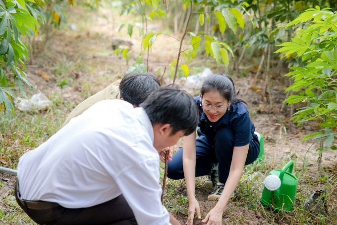 Đại diện Vietcap tham gia trồng rừng cùng đại diện từ địa phương và Ban quản lý rừng phòng hộ Dầu Tiếng. Ảnh: Vietcap