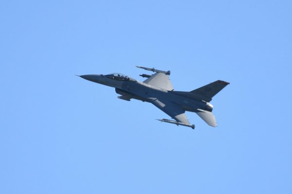 F-16 chặn máy bay gần sân golf Trump: Tin tức mới nhất
