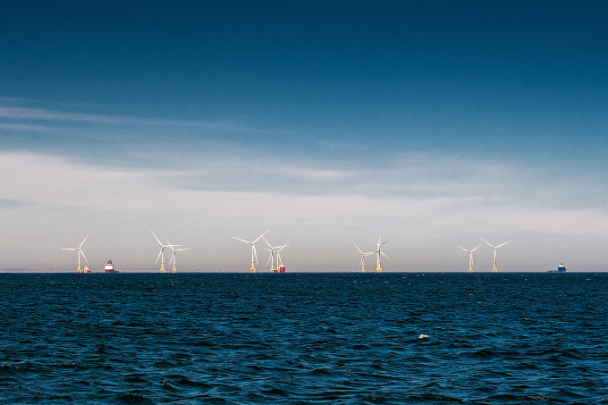 Dàn turbine gió ngoài khơi ở Aberdeen, Scotland. Ảnh: AFP