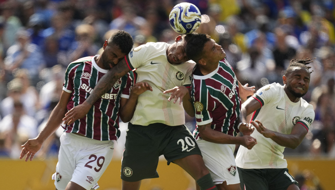 Tiền đạo Joao Pedro (số 20) tranh chấp bóng bổng trong trận Chelsea thắng Fluminense 2-0 ở bán kết FIFA Club World Cup 2025 ngày 9/7 trên sân MetLife, New Jersey. Ảnh: AFP