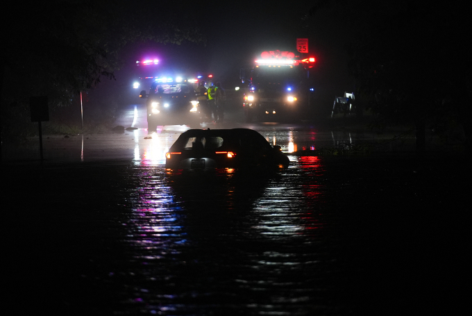 Đường sá ngập nước sau mưa lớn ở New Jersey, Mỹ, ngày 15/7. Ảnh: AFP