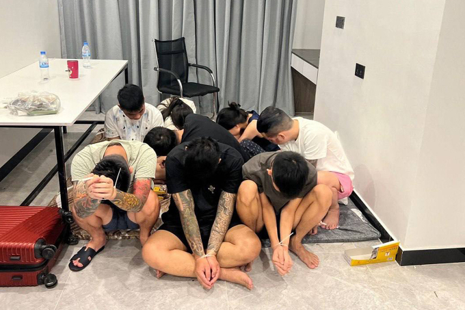 Các nghi phạm lừa đảo trực tuyến bị bắt tại một khu phức hợp tại thủ đô Phnom Penh, ngày 14/7. Ảnh: AFP