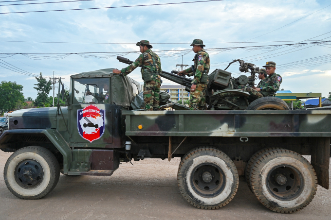 Binh sĩ Campuchia đứng cạnh súng phòng không trên xe tải quân sự ở tỉnh Oddar Meanchey ngày 25/7. Ảnh: AFP