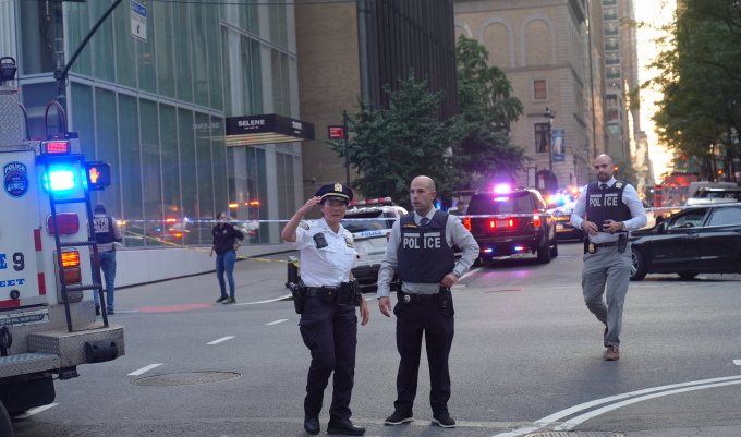 Cảnh sát thực hiện các biện pháp an ninh gần hiện trường vụ xả súng ở New York. Ảnh: AFP