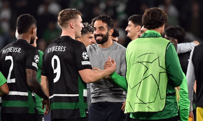 Amorim chúc mừng Gyokeres sau trận thắng Man City 4-1 ở vòng bảng Champions League tháng 11/2024. Ảnh: PA