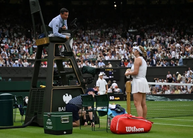Pavlyuchenkova tranh cãi với trọng tài, trong trận gặp Kartal, ở vòng bốn đơn nữ Wimbledon trên sân Trung tâm All England Club, London hôm 6/7. Ảnh: Reuters