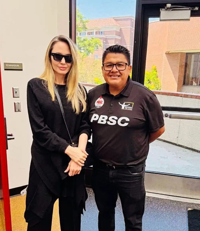 Angelina Jolie diện cây đen khi đi cổ vũ con. Ảnh: Instagram/ rhodges63