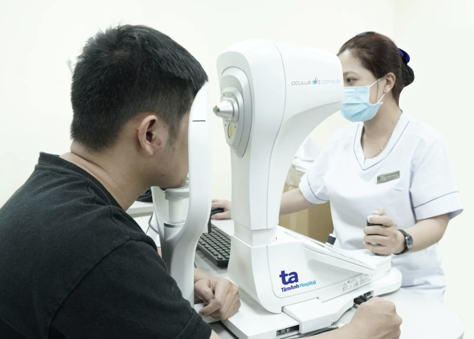 Một nam giới được đo đánh giá sức bền, độ chắc, độ đàn hồi của giác mạc. Ảnh minh họa: Bệnh viện Đa khoa Tâm Anh