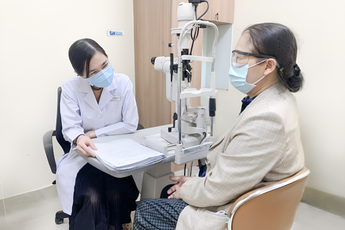 Bác sĩ Ngọc Anh tái khám cho bà Tâm sau khi mổ cả hai mắt. Ảnh: Bệnh viện Đa khoa Tâm Anh