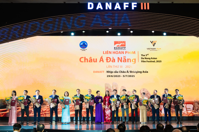 Ông Đỗ Thanh Tuấn, đại diện Vinamilk (thứ 3 từ trái sang) nhận hoa và thư cảm ơn từ ban tổ chức. Ảnh: Thành Huy