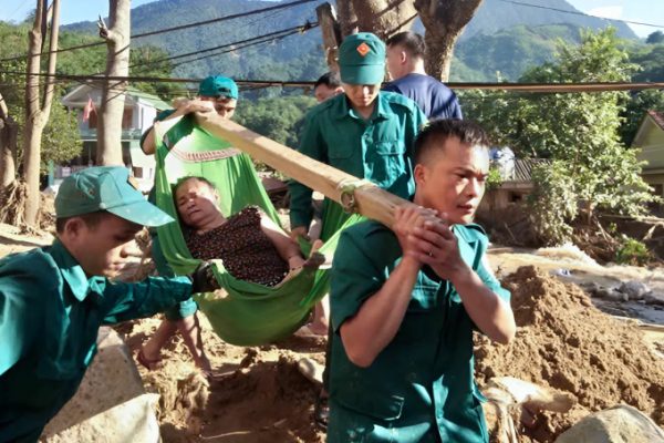 Anh hùng cứu 5 người mắc kẹt trong lũ dữ đêm tối