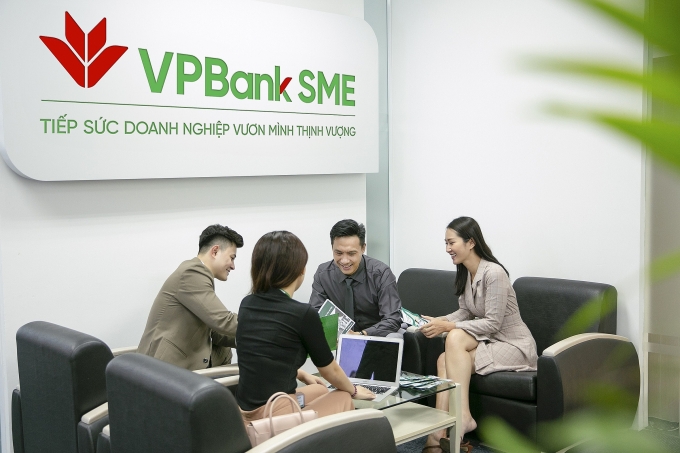 Nhân viên VPBanKSME đang tư vấn cho khách hàng. Ảnh: VPBank