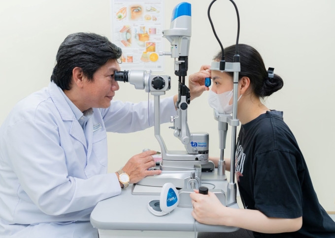 Bác sĩ Nghĩa soi đáy mắt cho chị Thảo. Ảnh: Bệnh viện Đa khoa Tâm Anh