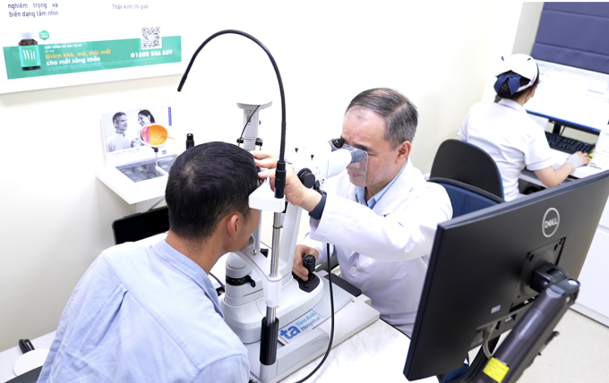 PGS Hiệp tái khám sau ghép giác mạc cho anh Duy. Ảnh: Bệnh viện Đa khoa Tâm Anh