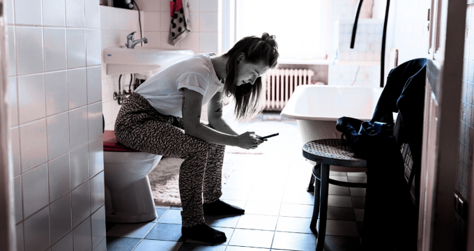 Một số người trẻ thích cắm trại trong nhà vệ sinh để có cảm giác an toàn. Ảnh: VICE