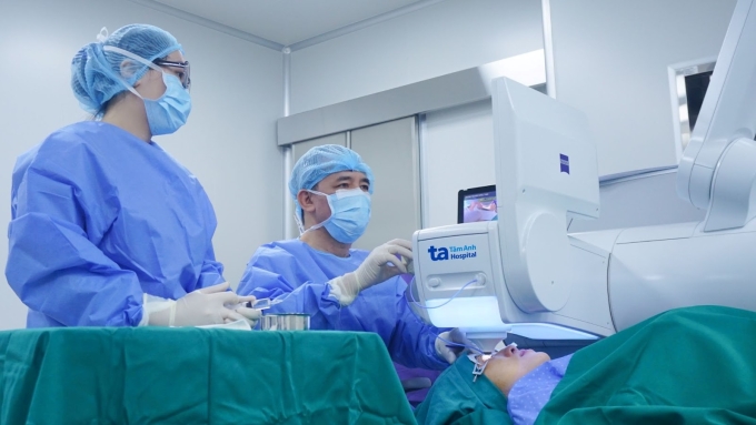Phó giáo sư Hiệp (bên phải) mổ cận cho chị Thảo. Ảnh: Bệnh viện Đa khoa Tâm Anh