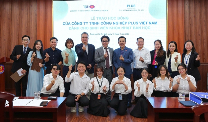 Lễ trao học bổng của Công ty Plus Việt Nam cho sinh viên trường Đại học Khoa học Xã hội và Nhân văn TP HCM. Ảnh: Plus