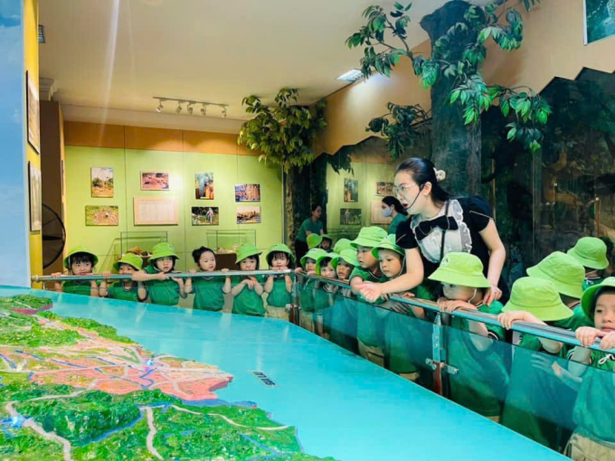 Các em nhỏ đến tham quan Bảo tàng Kon Tum (cũ) - Bảo tàng Quảng Ngãi cơ sở 2. Ảnh: Thảo Vy