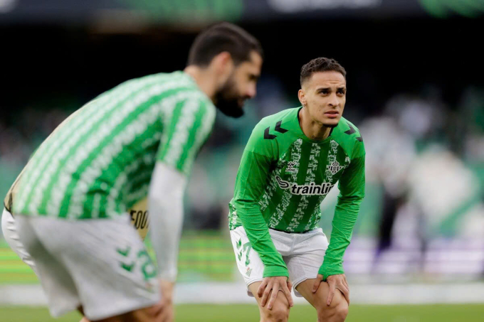 Antony (phải) khởi động trước trận Real Betis gặp Vitoria Guimaraes ở lượt đi vòng 1/8 Conference League trên sân Benito Villamarin, thành phố Seville, Tây Ban Nha ngày 6/3/2025. Ảnh: Reuters