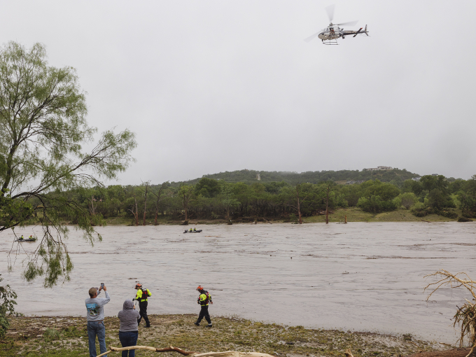 Một trực thăng tham gia tìm kiếm cứu nạn tại khu vực sông Guadalupe ở thành phố Kerrville, bang Texas sau trận lũ quét ngày 4/7. Ảnh: AP