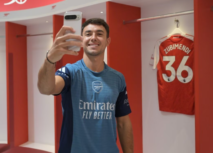 Martin Zubimendi chụp ảnh với áo số 36 trong phòng thay đồ sân Emirates. Ảnh: Arsenal FC
