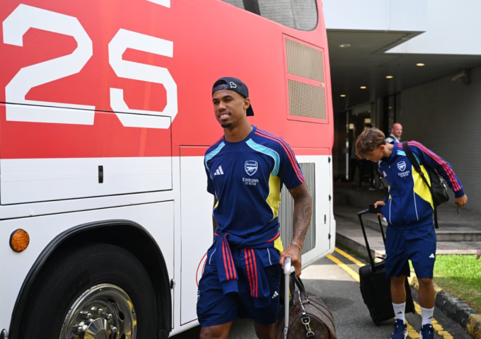 Gabriel cùng Arsenal có mặt tại Singapore ngày 20/7. Ảnh: Arsenal FC