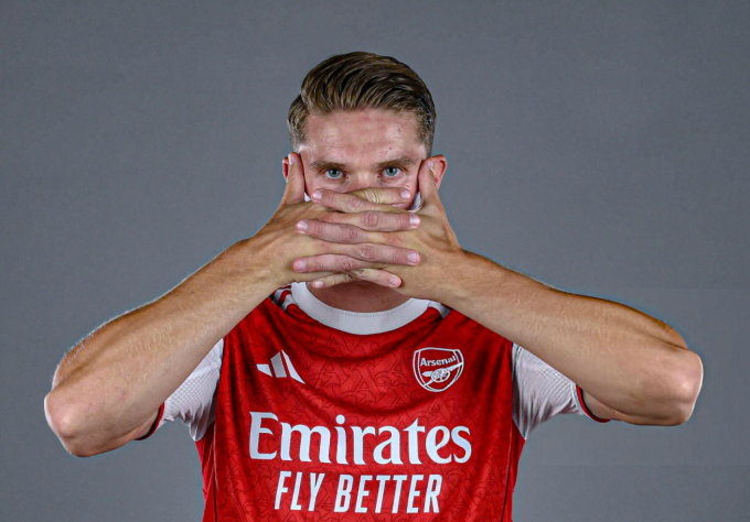 Viktor Gyokeres tái hiện màn ăn mừng quen thuộc khi ra mắt Arsenal ngày 26/7. Ảnh: Arsenal FC