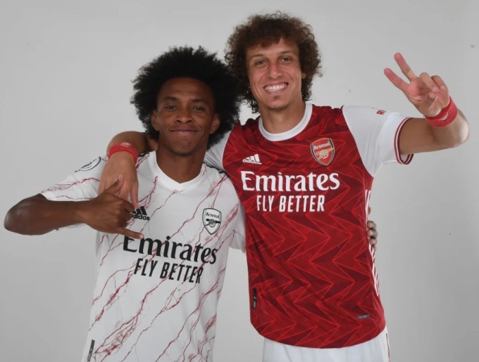 Willian (trái) và David Luiz chụp ảnh khi còn thi đấu cho Arsenal trước mùa giải 2020-2021. Ảnh: Arsenal FC