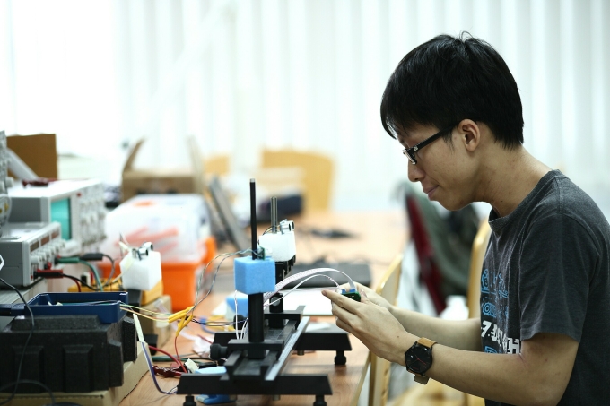 Học viên Đại học Việt - Đức (VGU) làm việc trong phòng thí nghiệm. Ảnh: VGU