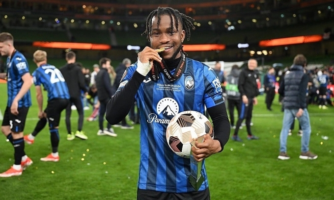 Lookman mừng chức vô địch sau trận thắng Bayer Leverkusen 3-0 trên sân Aviva, thành phố Dublin, Ireland, chung kết Europa League tối 22/5/2024. Ảnh: Reuters