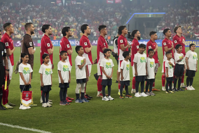 Các cầu thủ Indonesia chào cờ trước trận thua Australia 1-5 ở lượt bảy bảng C vòng loại ba World Cup 2026 - khu vực châu Á, tại sân Allianz Sydney, Australia ngày 20/3/2025. Ảnh: AP