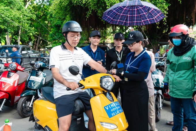 Khách hàng tới sự kiện được tư vấn kỹ về sản phẩm cũng như những ưu đãi. Ảnh: VinFast