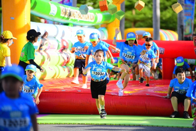 Trẻ vượt chướng ngại vật Kun Marathon Đà Nẵng. Ảnh: VM