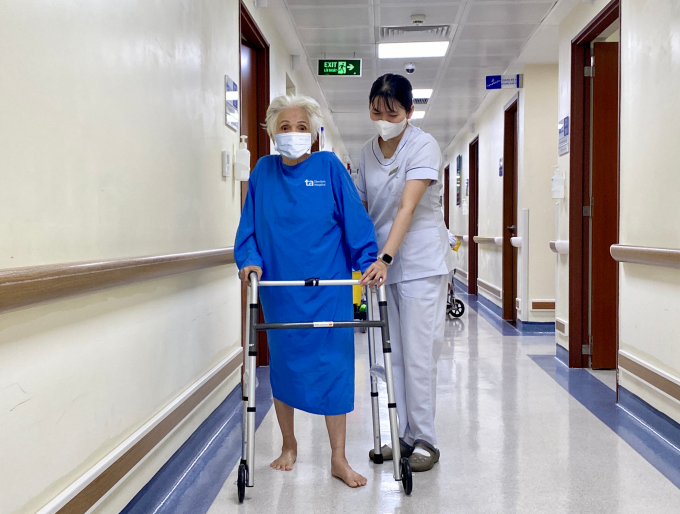 Bà Hòa tập phục hồi chức năng trước khi xuất viện. Ảnh: Bệnh viện cung cấp