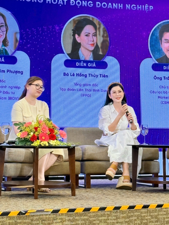 Bà Thủy Tiên (phải) trình bày quan điểm tại sự kiện. Ảnh: NVCC