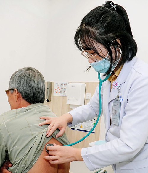 Bác sĩ Ngọc thăm khám người bệnh. Ảnh: Nguyệt Thu