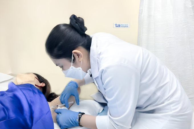 Bác sĩ tiêm botulinum toxin cho chị Thu điều trị chứng tăng tiết mồ hôi nách. Ảnh: Bệnh viện cung cấp