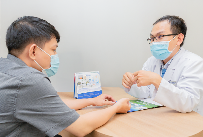 Bác sĩ Tân tư vấn cho người bệnh. Ảnh minh họa: Bệnh viện Đa khoa Tâm Anh