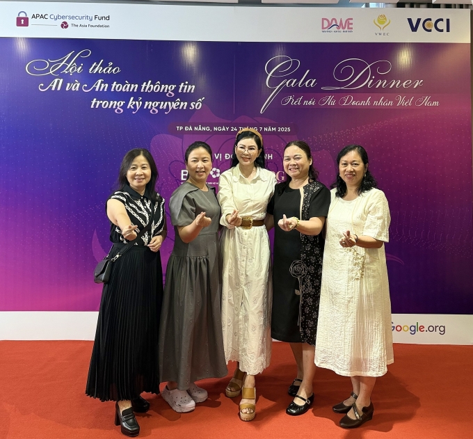 CEO Thủy Tiên chụp lưu niệm cùng các nữ doanh nhân. Ảnh: NVCC