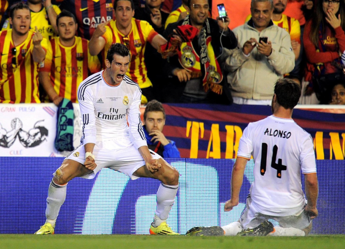 Gareth Bale mừng bàn cùng Xabi Alonso trong trận Real thắng Barca ở chung kết Cúp Nhà Vua Tây Ban Nha năm 2014. Ảnh: Reuters